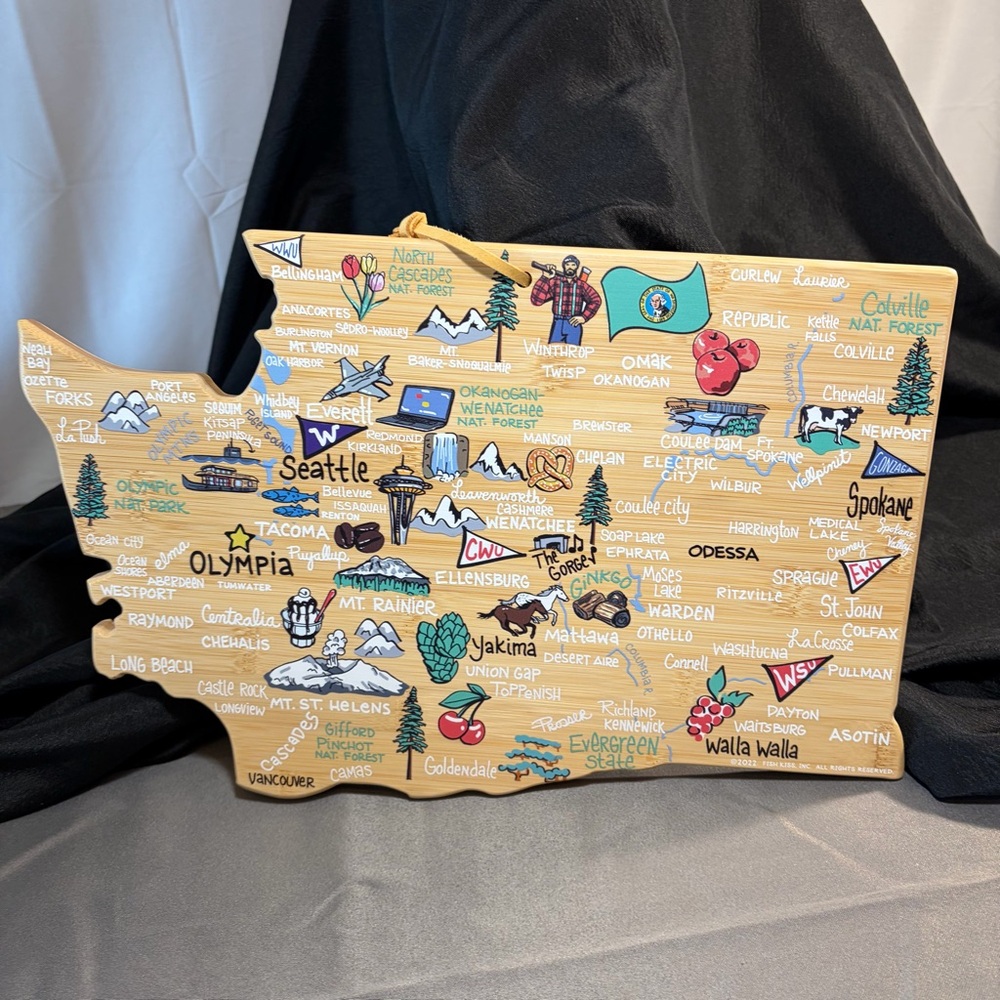 NWOT Washington state shaped cutting board, totally bamboo
